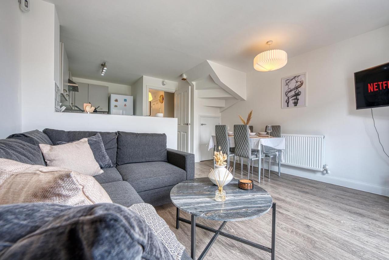 Spacious 4 Bedroom House W/parking Casa de Férias Birmingham