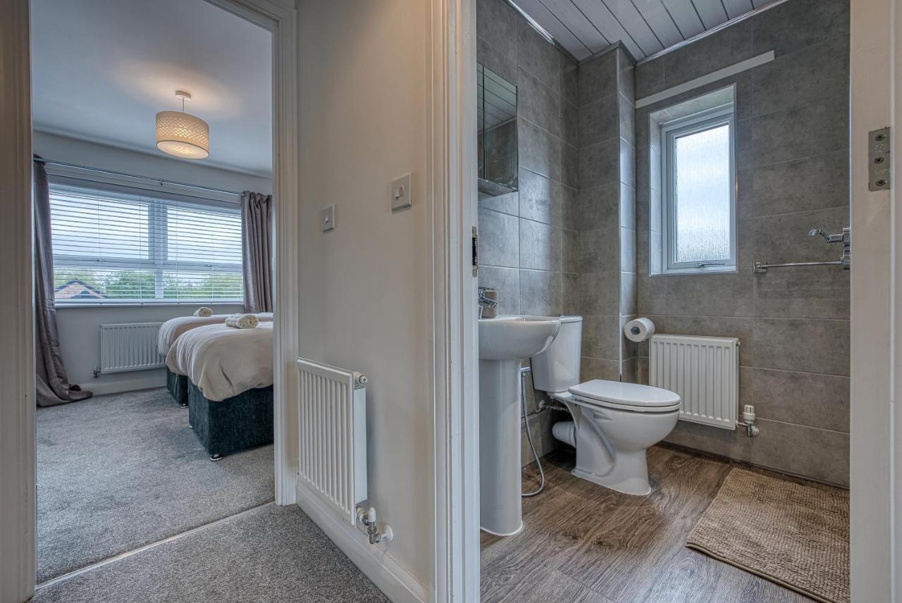 Spacious 4 Bedroom House W/parking *